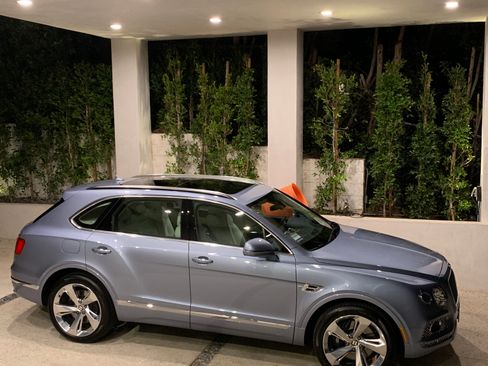 Used 2019 Bentley Bentayga image 1