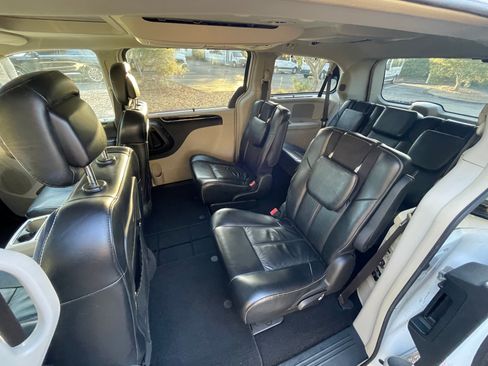 Used 2015 Chrysler Town & Country Limited Platinum FWD image 14