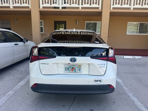 Used 2020 Toyota Prius Limited FWD image 2