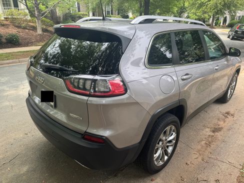 Used 2019 Jeep Cherokee Latitude Plus w/ Cold Weather Group FWD image 12