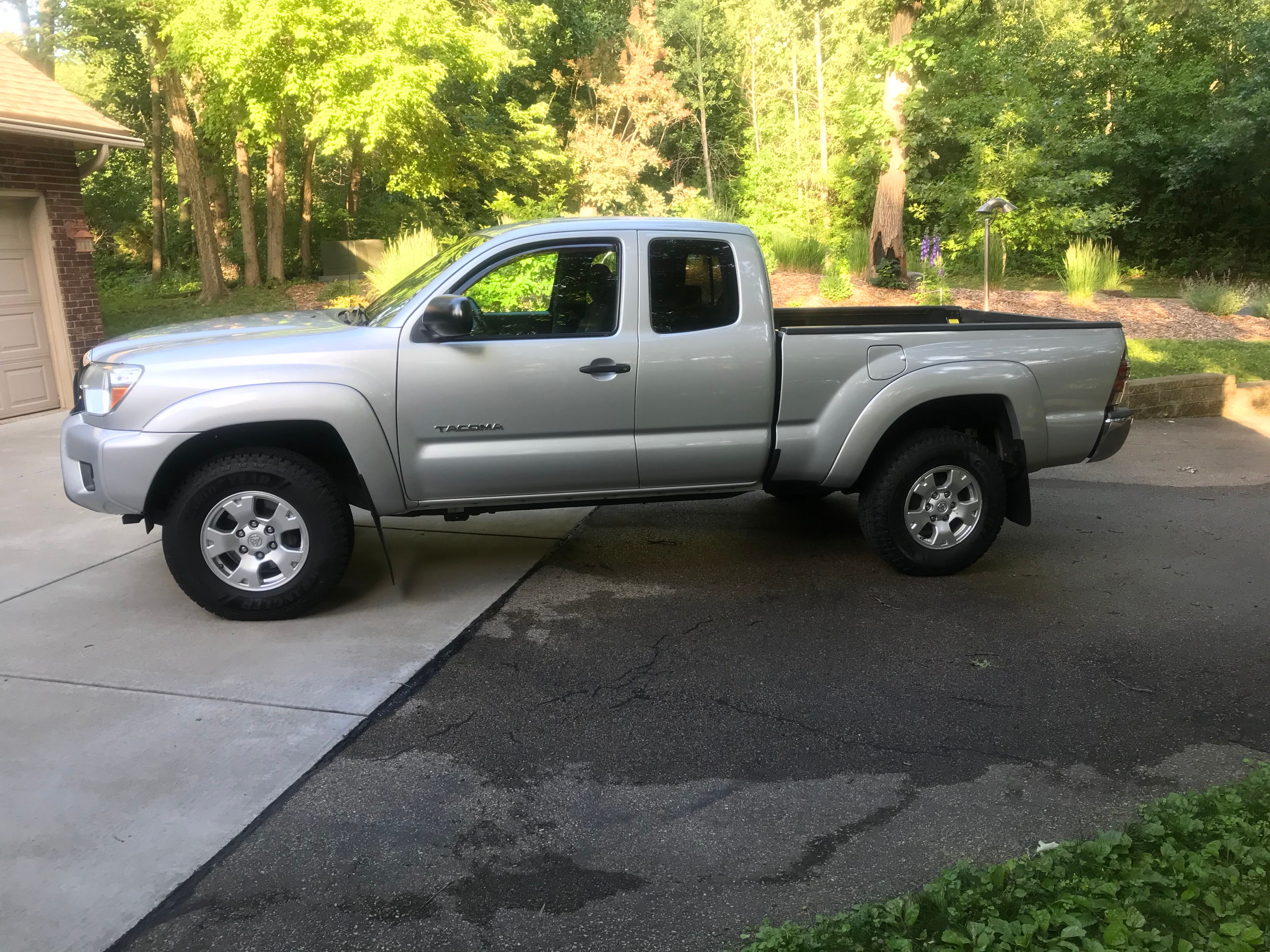 Used 2012 Toyota Tacoma 4x4 Access Cab V6 w/ SR5 Pkg image 9