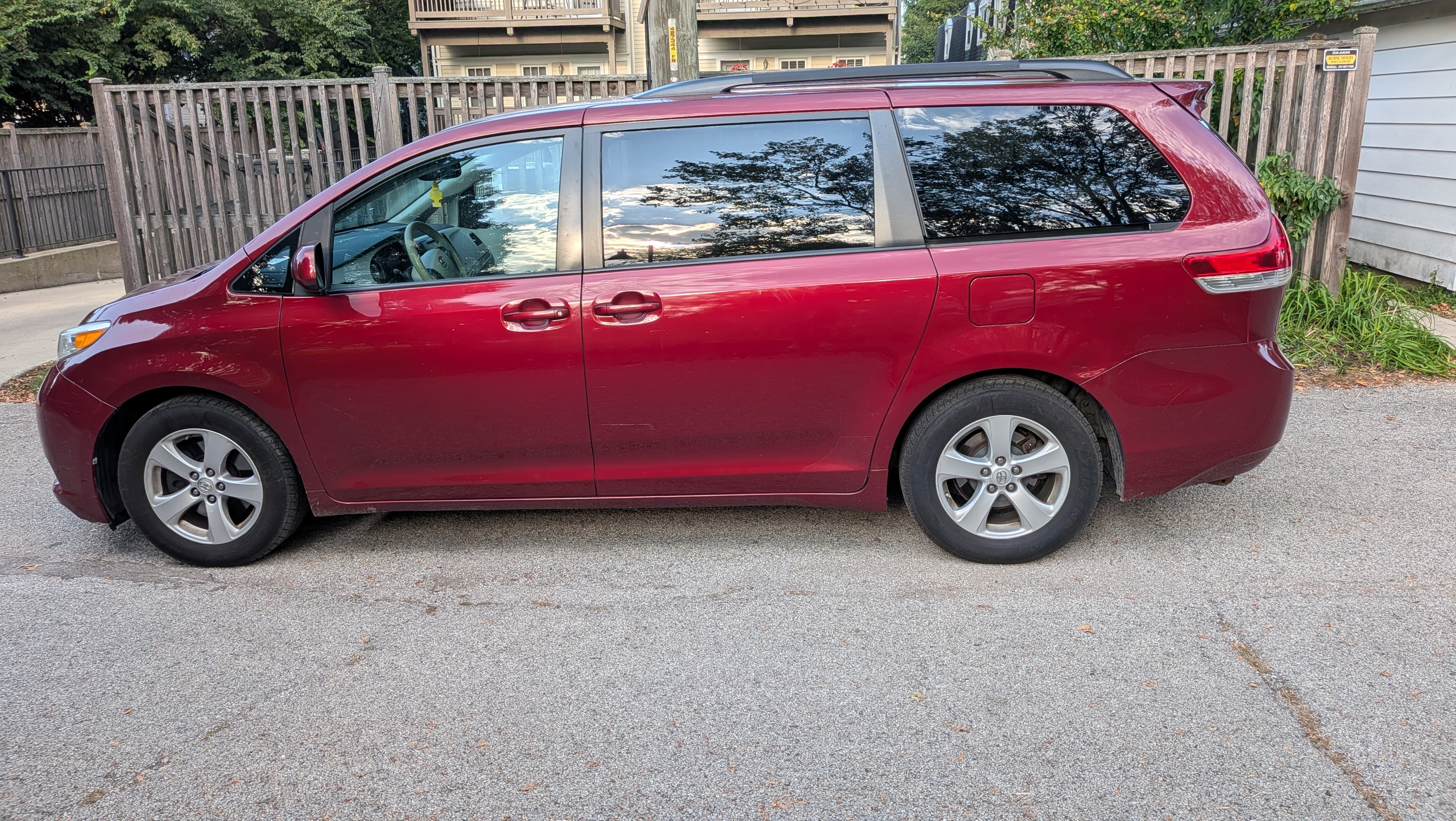 Used 2014 Toyota Sienna LE FWD image 2