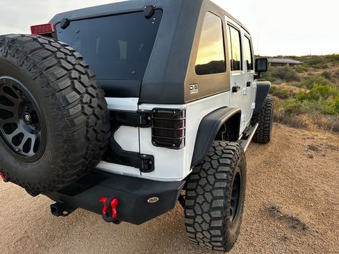 Used 2016 Jeep Wrangler Unlimited Rubicon w/ Connectivity Group AWD/4WD image 11