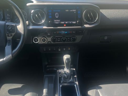Used 2018 Toyota Tacoma TRD Sport AWD/4WD image 10
