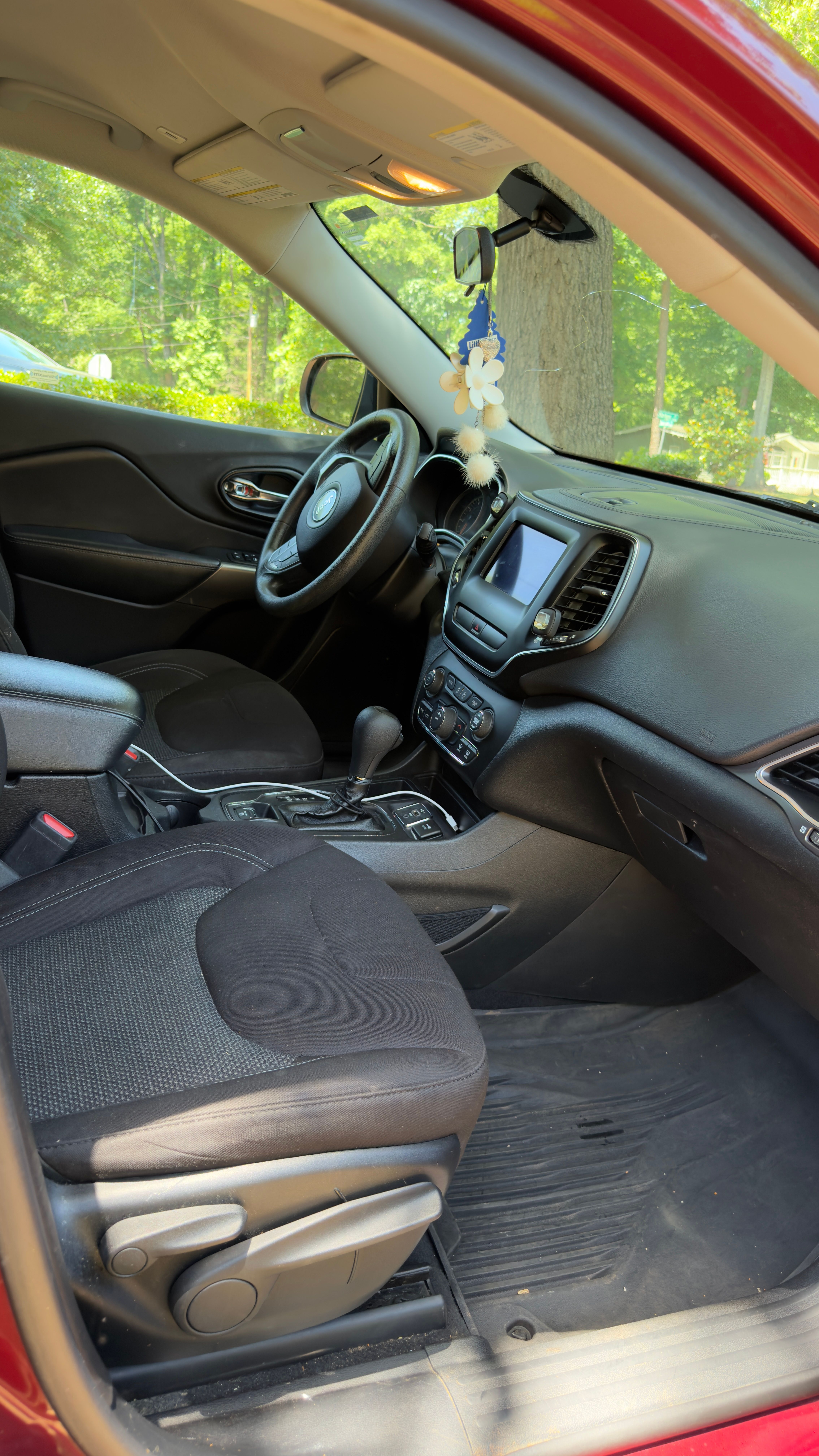 Used 2019 Jeep Cherokee Latitude w/ Popular Appearance Group FWD image 6