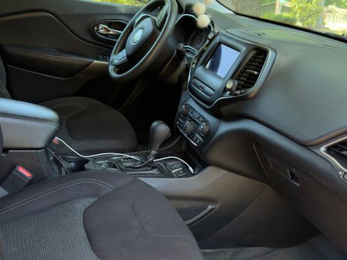 Used 2019 Jeep Cherokee Latitude w/ Popular Appearance Group FWD image 6