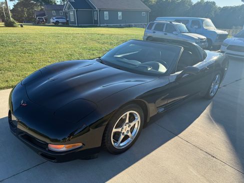 Used 2001 Chevrolet Corvette Coupe w/ Preferred Equipment Group2 image 2