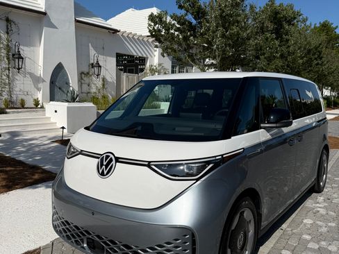 Used 2025 Volkswagen ID. Buzz Pro S Plus RWD image 4