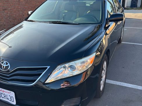 Used 2010 Toyota Camry LE image 2