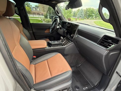 Used 2024 Lexus GX 550 w/ Cold Area Package AWD/4WD image 4