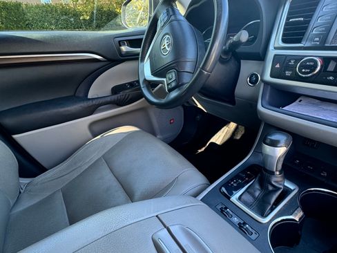 Used 2015 Toyota Highlander Limited image 6