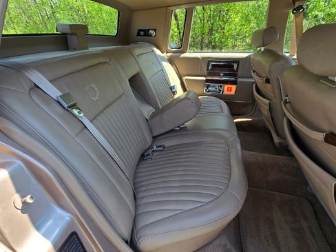 Used 1992 Cadillac Brougham RWD image 4
