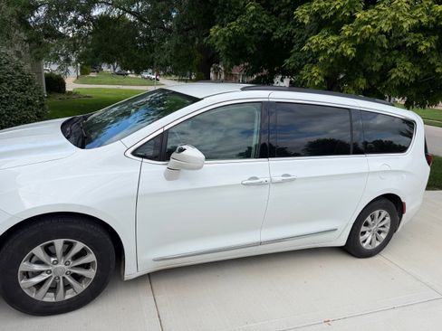 Used 2017 Chrysler Pacifica Touring-L FWD image 1