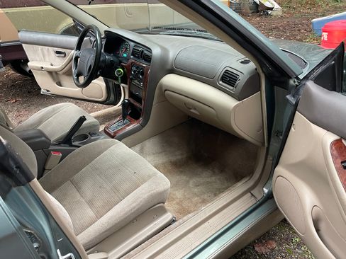 Used 2004 Subaru Outback Wagon image 9