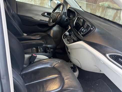 Used 2017 Chrysler Pacifica Touring-L image 10