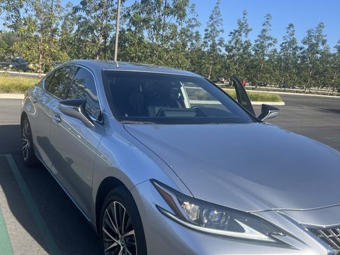 Used 2023 Lexus ES 300h w/ Premium Package image 4