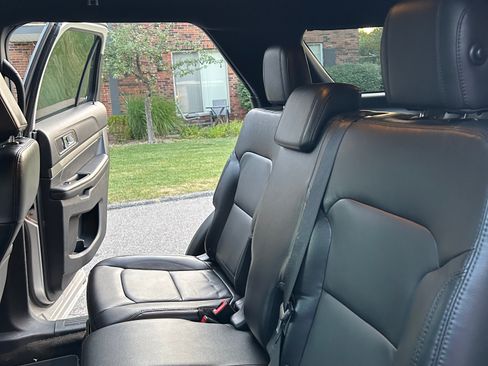 Used 2018 Ford Explorer XLT w/ Equipment Group 202A AWD/4WD image 11