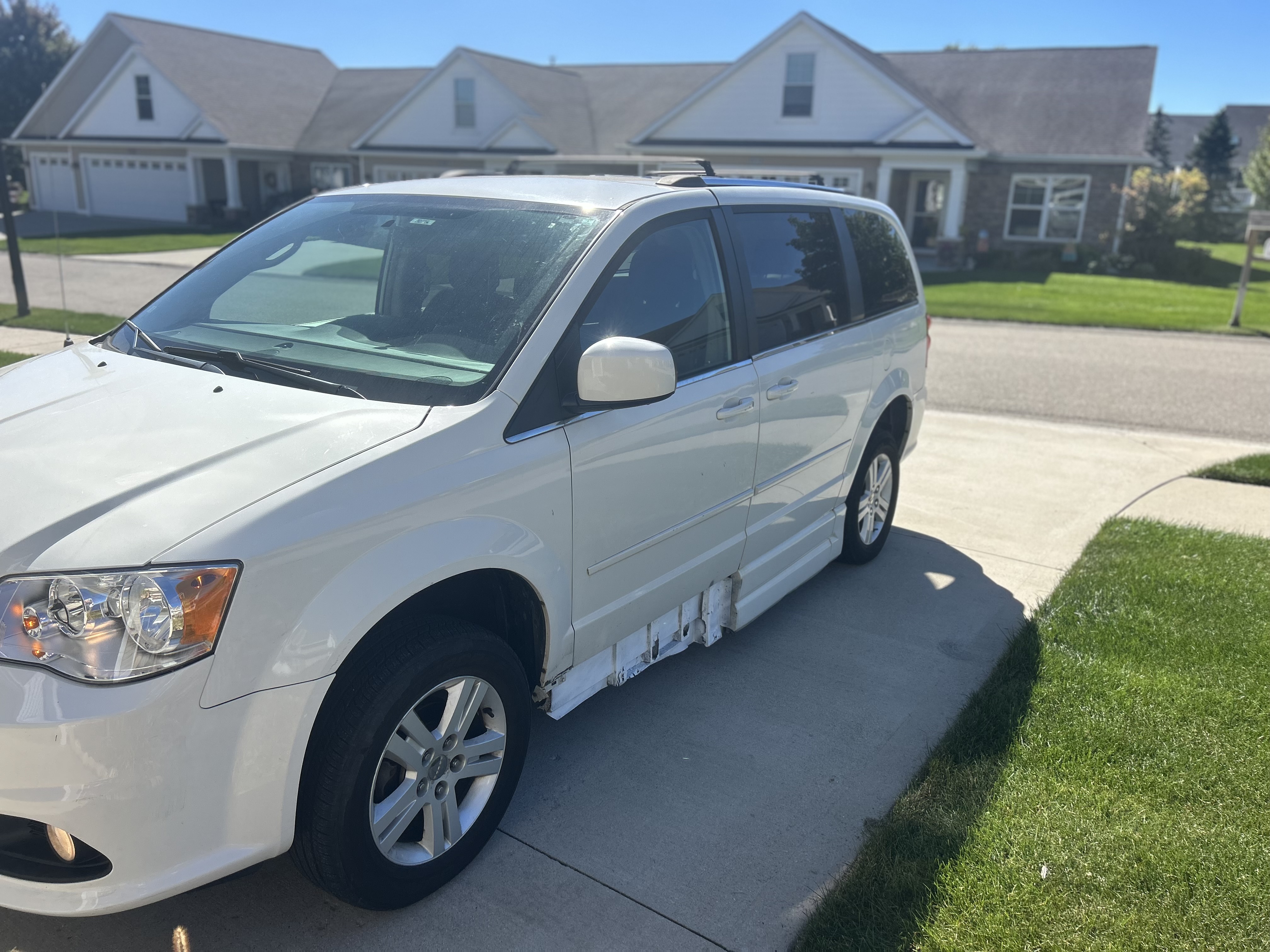 Used 2011 Dodge Grand Caravan Crew FWD image 2