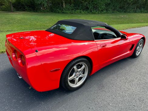 Used 1998 Chevrolet Corvette Convertible w/ Performance Handling Pkg RWD image 13