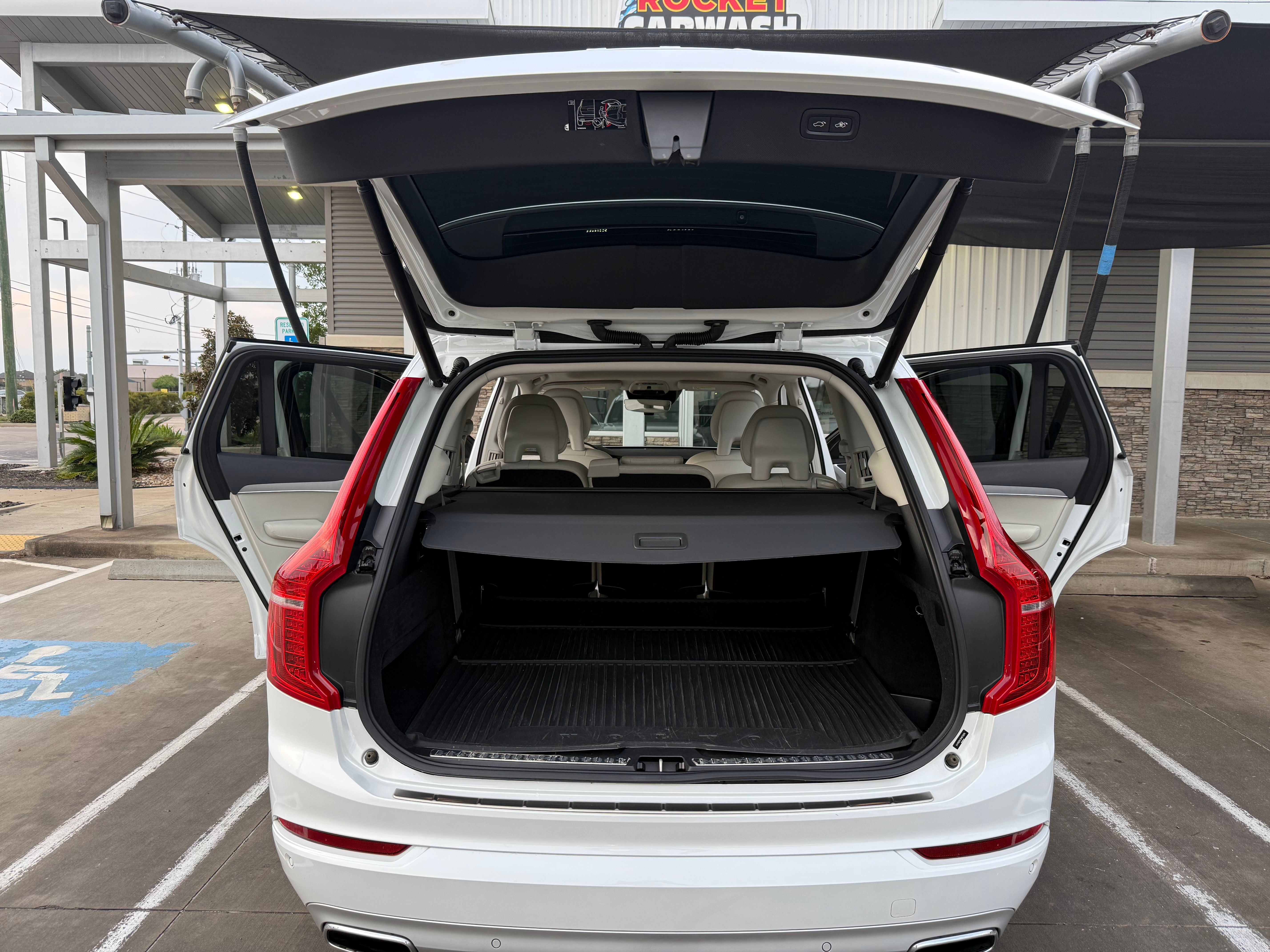 Used 2021 Volvo XC90 T5 Momentum w/ Protection Package Premier FWD image 22