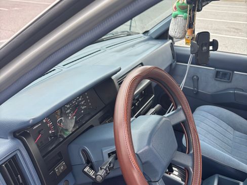 Used 1993 Nissan Pickup SE RWD image 9