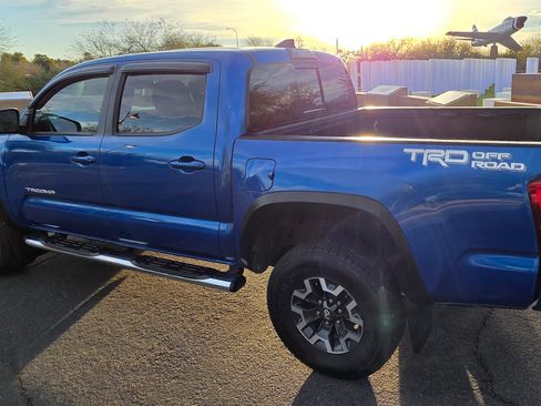 Used 2017 Toyota Tacoma TRD Off-Road image 5