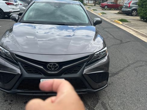 Used 2022 Toyota Camry SE w/ Carpet Mat Package (TMS) FWD image 1