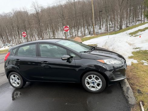 Used 2014 Ford Fiesta SE image 2