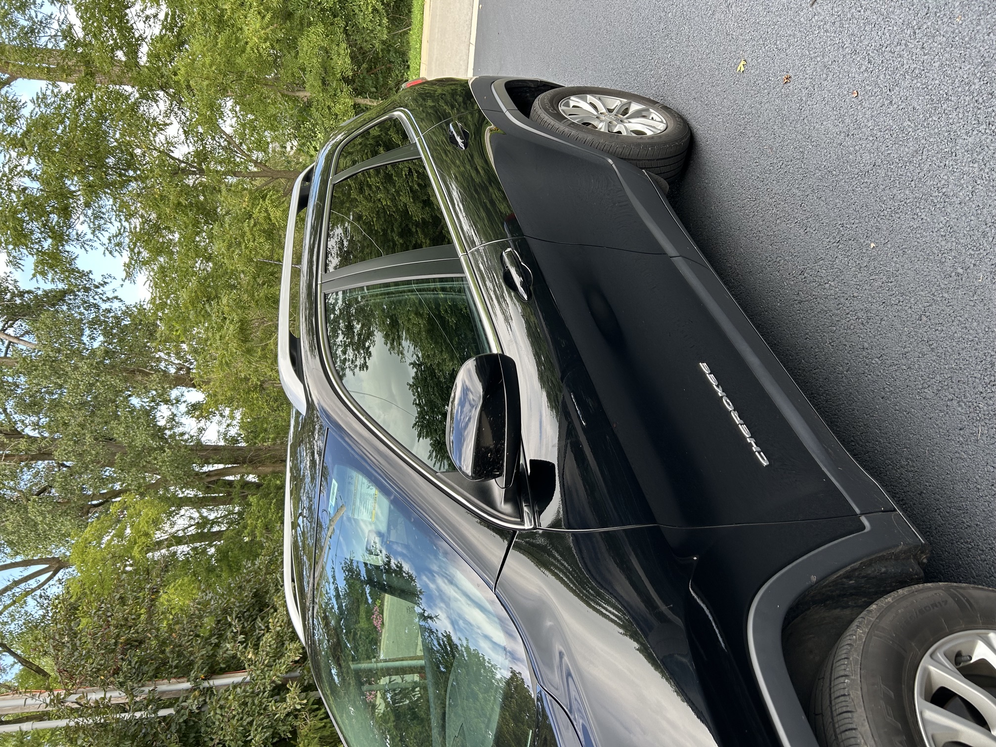 Used 2019 Jeep Cherokee Latitude w/ Cold Weather Group FWD image 8