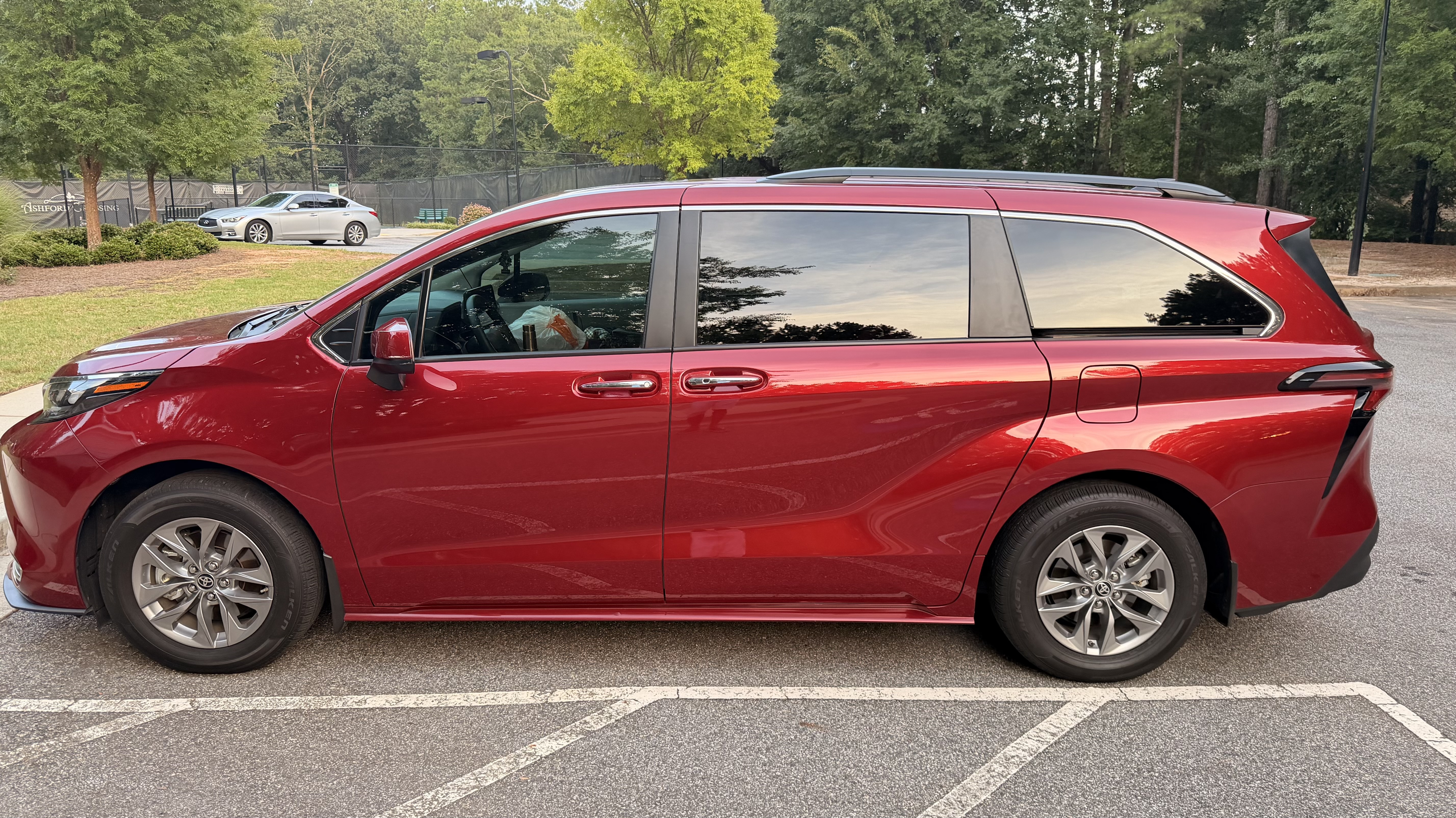 Used 2024 Toyota Sienna XLE FWD image 2