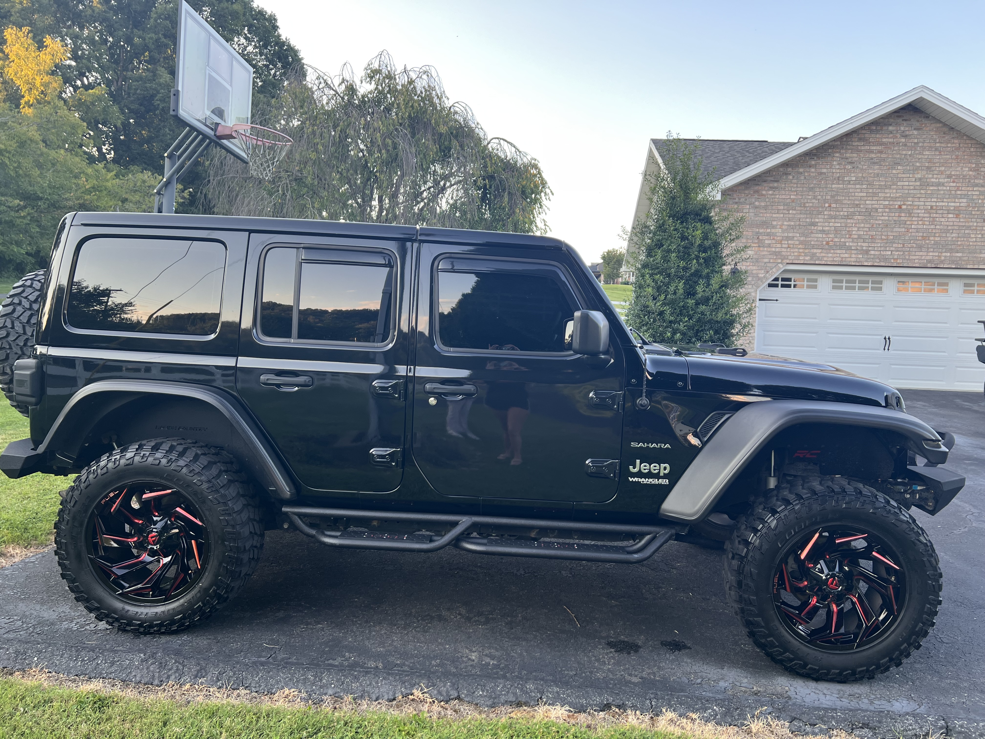 Used 2018 Jeep Wrangler Unlimited Sahara AWD/4WD image 9