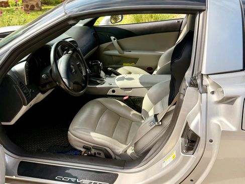 Used 2006 Chevrolet Corvette Coupe w/ Preferred Equipment Group RWD image 11