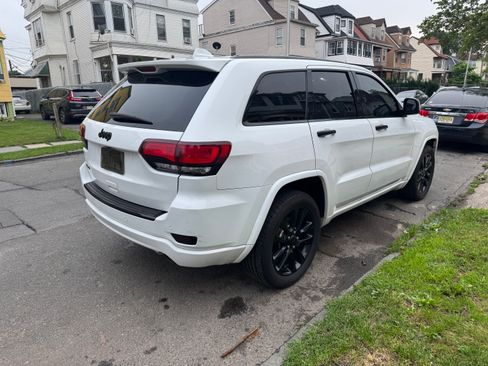 Used 2018 Jeep Grand Cherokee Altitude image 4
