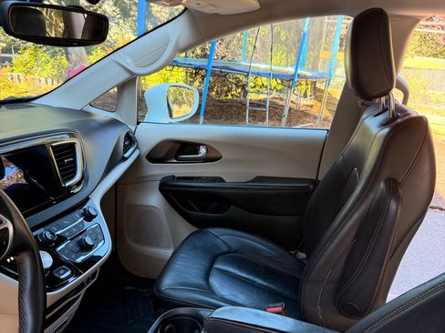 Used 2017 Chrysler Pacifica Touring-L FWD image 4