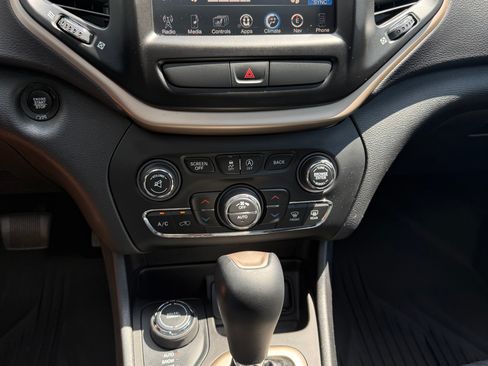Used 2017 Jeep Cherokee Limited AWD/4WD image 13
