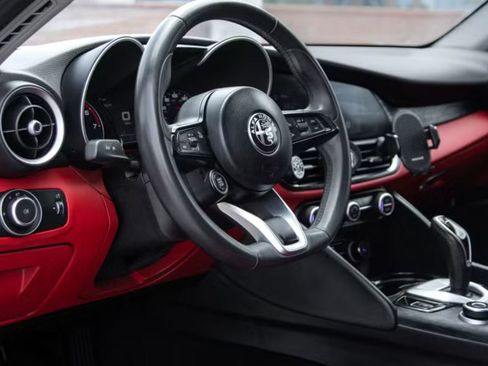 Used 2020 Alfa Romeo Giulia RWD image 17