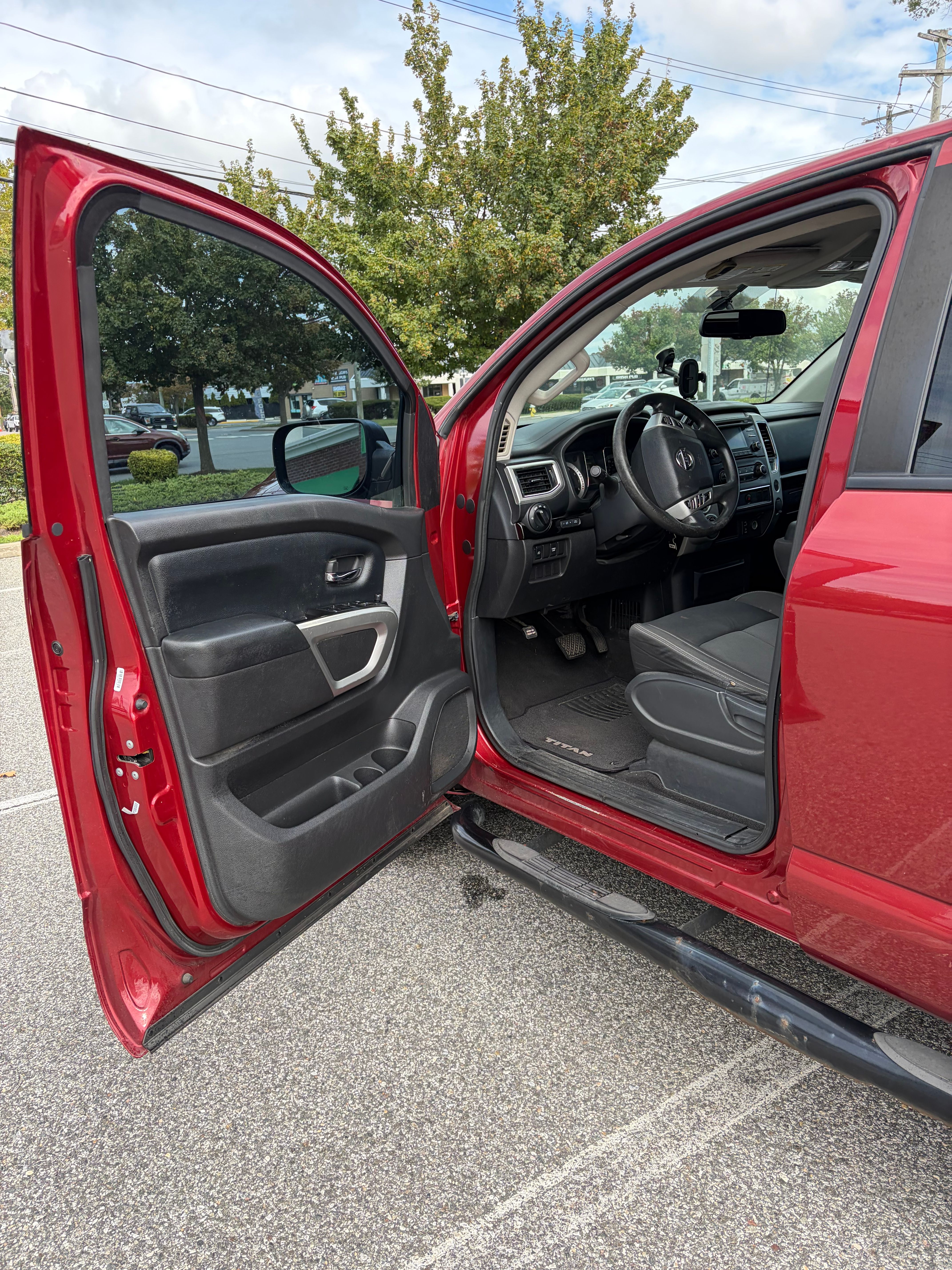 Used 2017 Nissan Titan SV AWD/4WD image 12