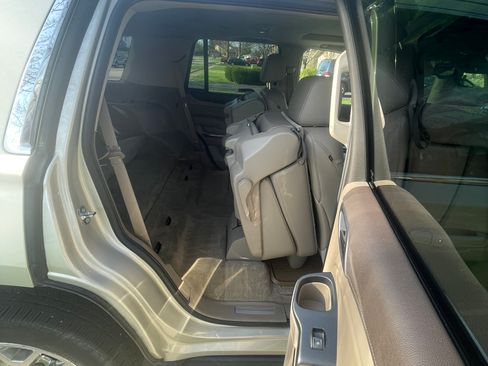 Used 2015 GMC Yukon SLT w/ HD Trailering Package image 8