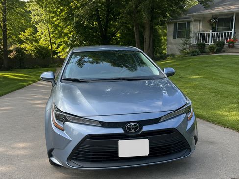 Used 2025 Toyota Corolla LE w/ LE Premium Package FWD image 2