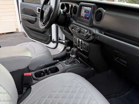 Used 2021 Jeep Gladiator Sport image 15