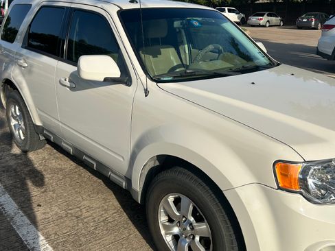 Used 2010 Ford Escape Limited image 2