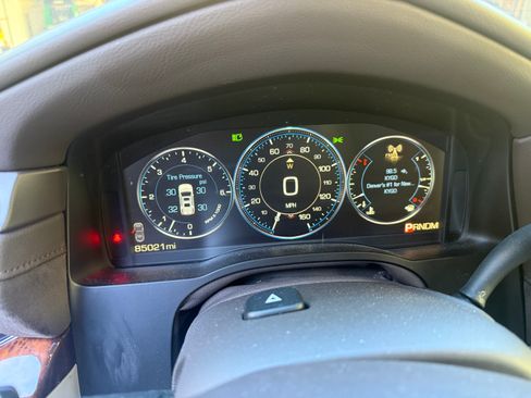 Used 2015 Cadillac Escalade Luxury image 4