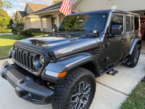 Used 2025 Jeep Wrangler Unlimited Sahara image 2