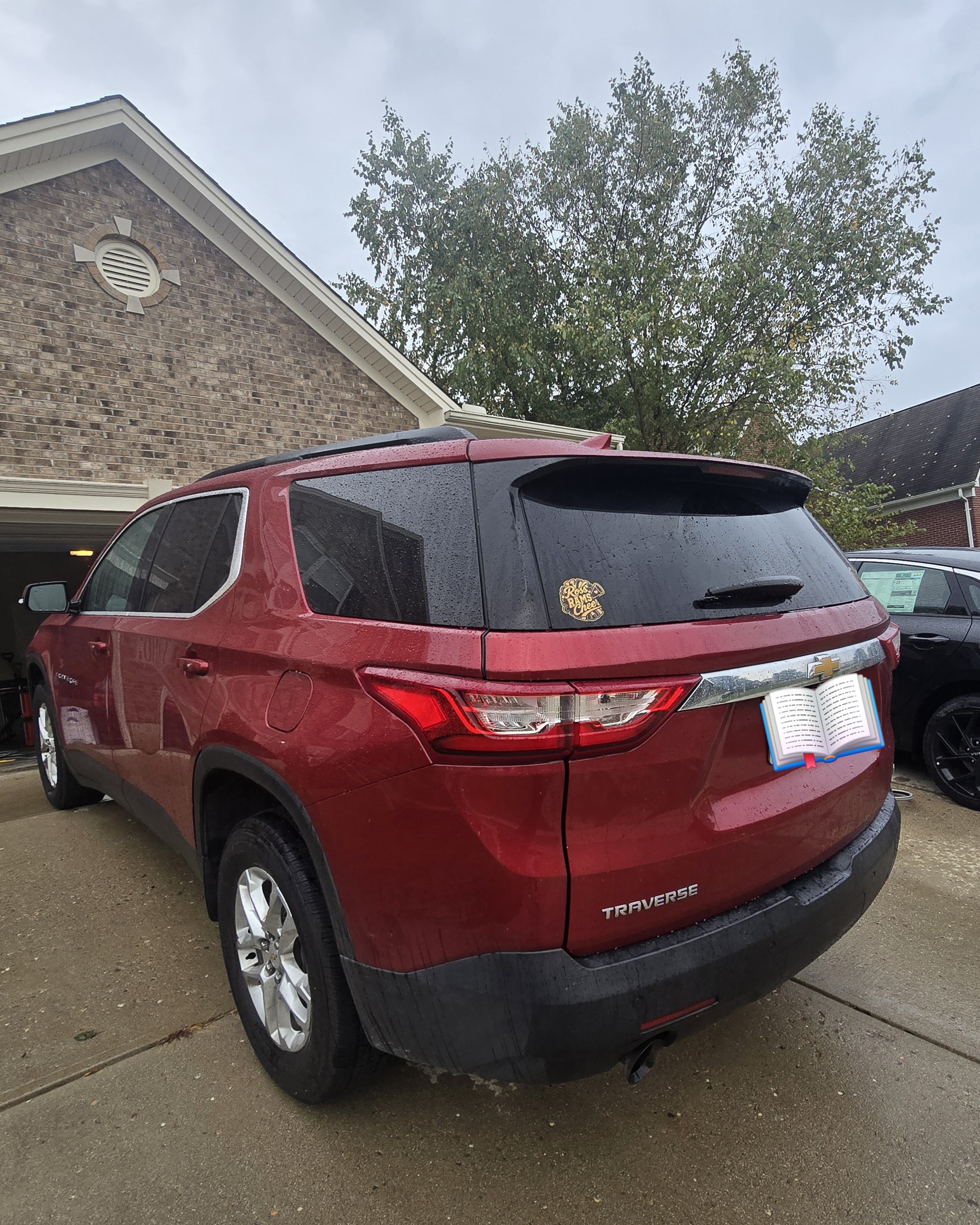 Used 2020 Chevrolet Traverse LT FWD image 2