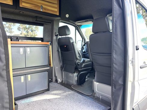 Used 2015 Mercedes-Benz Sprinter 2500 image 10