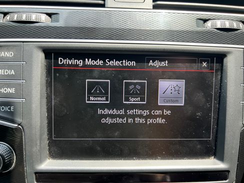 Used 2017 Volkswagen GTI SE FWD image 20