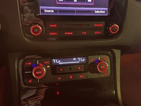 Used 2013 Volkswagen Touareg Sport image 14