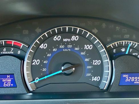 Used 2014 Toyota Camry XLE w/ Leather Package FWD image 6