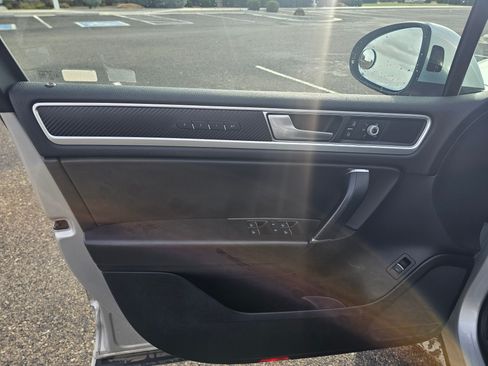 Used 2016 Volkswagen Touareg Sport image 10