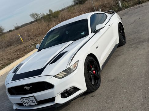 Used 2015 Ford Mustang GT image 10